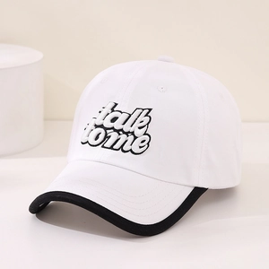 Detail der 'talk to me' Stickerei auf einer stylischen weißen Baseballkappe mit Paspel
