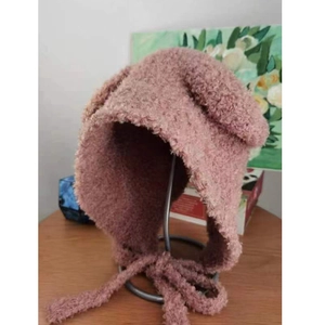 Dettaglio del cappello rosa in pile con paraorecchie e graziose orecchie da orso