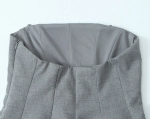 Détail d'un haut bustier gris avec fermeture éclair invisible et texture de tissu sergé