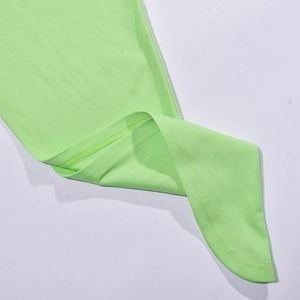 Gros plan détaillé sur les coutures à double aiguille de l'ourlet de robe verte