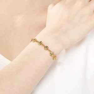 Bracciale da donna con stella a otto punte dorata e pietre preziose verdi al polso