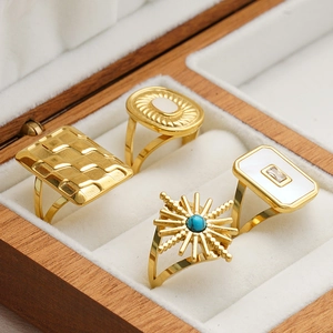 Ensemble de bagues vintage plaqué or 18k avec lapis-lazuli et émail dans un coffret