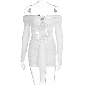 Détail de la robe courte blanche à épaules dénudées avec découpe poitrine et fronces