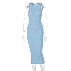 Detalle de la textura de punto acanalado azul claro en un vestido midi sin mangas