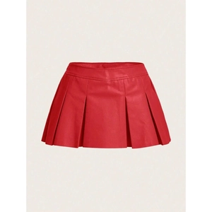 Détail d'une mini-jupe plissée rouge avec texture en cuir brillant et plis précis