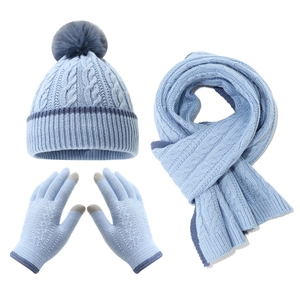 Winter-Strickset in Hellblau mit Fleece-Beanie Schal und Touchscreen-Handschuhen