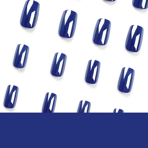 Faux ongles bleu royal brillants de forme rectangulaire allongée sur fond blanc