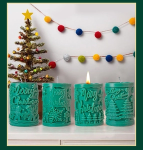 Detail van vier groene kerstkaarsen met Merry Christmas-reliëfbelettering en kerstmotieven
