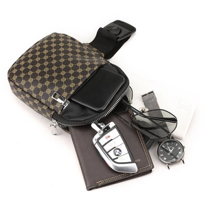 Bolso de pecho marrón con diseño de trébol mostrando espacio para móvil y billetera