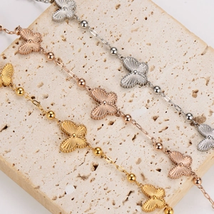 Bracelets papillon élégants en or et argent posés sur un socle en pierre raffiné