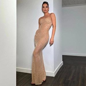 Gros plan des paillettes et strass sur une robe de soirée en résille à bretelles