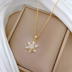 Dettaglio della collana con ciondolo a fiocco di neve dorato e pavé di diamanti lucidi
