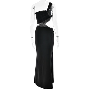 Détail de robe maxi noire à une épaule avec découpe élégante à la taille et plis drapés