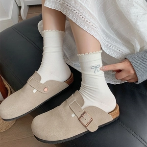 Beigefarbene Wildleder-Clogs mit Doppelschnallen und weißen Rüschensocken für Damen