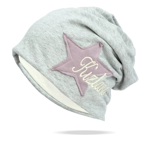 Berretto in maglia grigia con toppa a stella viola e ricamo Kizlan dal look trendy