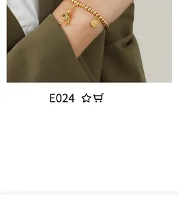 Détail d'un bracelet élastique en perles d'or 18K avec pendentif lapin 3D et tournesol
