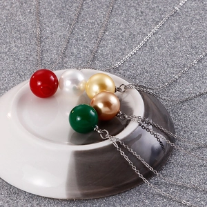Colliers élégants en acier titane avec perles rondes en cinq couleurs vives pour femmes
