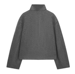 Vue arrière d'une veste courte en laine gris foncé avec un col montant de style minimaliste
