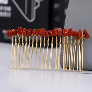 Dettaglio del pettine per capelli fatto a mano con filo dorato e pietre rosse
