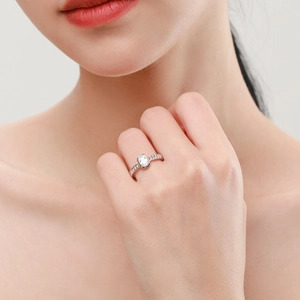 Elegant s925 silver engagement ring with oval clear stone and woven chain band design