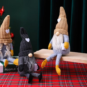Vista detallada de gnomos de Navidad tejidos a mano con piernas largas
