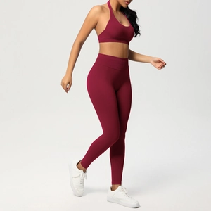 Vista laterale del set da yoga bordeaux con reggiseno allacciato al collo e leggings