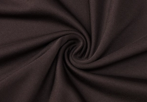 Gros plan détaillé de la texture du tricot bordeaux avec des plis en spirale doux