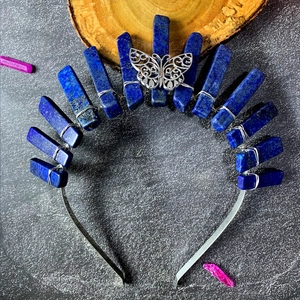 Détail macro des pierres de lapis-lazuli naturelles et du papillon en argent sur le diadème