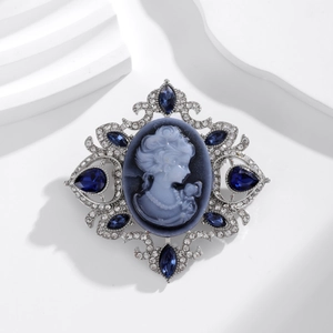 Broche vintage en argent avec camée portrait en relief bleu et pierres précieuses