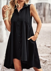 Détail d'une robe noire sans manches à boutons avec ourlet asymétrique et poches