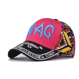 Détail d'une casquette hip-hop avec broderie SWAG en 3D et motifs géométriques colorés