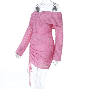 Détail de mini-robe rose à épaules dénudées avec tissu texturé et cordon de serrage latéral