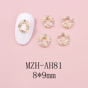 Détail de breloque ongle couronne de Noël en alliage doré perles et strass