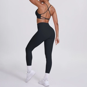 Détail de l'ensemble de sport noir avec brassière croisée et leggings taille haute
