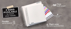 Dettaglio dell'album scrapbooking quadrato a spirale con carta kraft e adesivi decorativi
