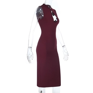 Détail d'une robe midi sans manches bordeaux avec col ajouré et texture en maille