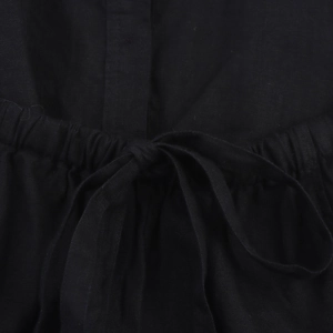 Détail de la taille élastique avec cordon sur robe longue en coton et lin noir
