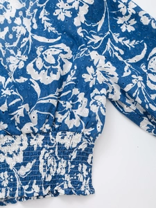 Camicetta blu con scollo a V, ricamo floreale bianco e vita elastica arricciata