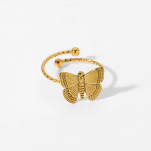 Vue détaillée de la bague papillon plaquée or 18 carats avec anneau torsadé et texture