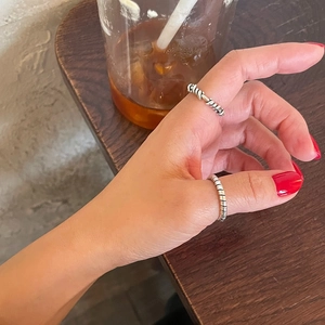 Vintage S925 sterling silver irregular twisted ring set on a woman's hand