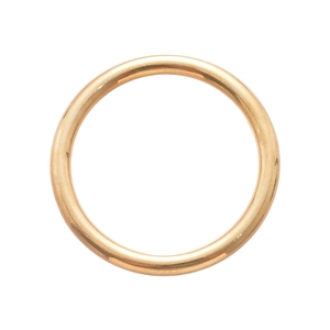 Bracelet jonc géométrique rond en métal doré minimaliste avec finition polie sur blanc