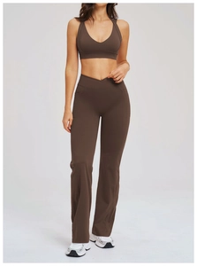 Détail du pantalon de yoga évasé à taille haute croisée avec poches latérales marron
