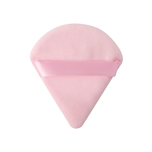 Detalle de la borla de maquillaje triangular de terciopelo rosa con cinta de seda