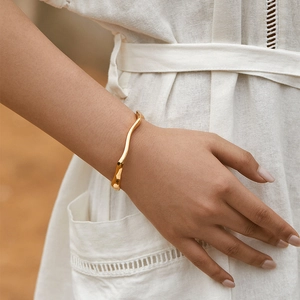 Elegante pulsera de latón chapado en oro de 18 quilates con diseño curvo ondulado