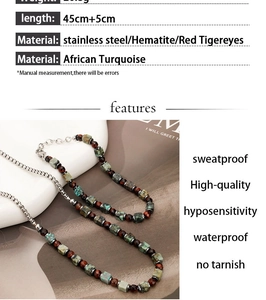 Dettaglio della collana di perle in ematite, turchese e occhio di tigre con catena in acciaio