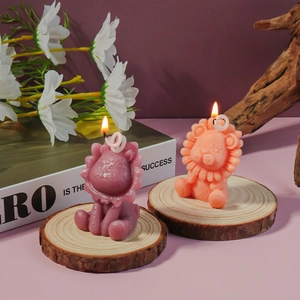 Détail de bougies lion mignonnes avec flamme vacillante sur un socle en bois naturel