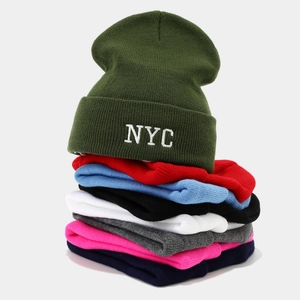 Bonnets en maille brodés NYC multicolores empilés pour la chaleur et le style hivernal