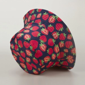 Vue détaillée du chapeau de pêcheur bleu foncé avec imprimé fraise et tissu en coton