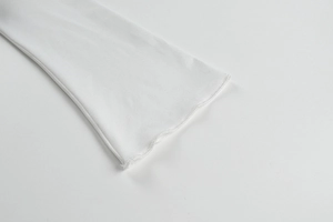Gros plan détaillé montrant l'élégant bord dentelé blanc et la texture du tissu en maille