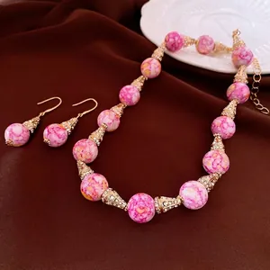 Set collana e orecchini vintage con perle marmorizzate rosa fragola e dettagli oro
